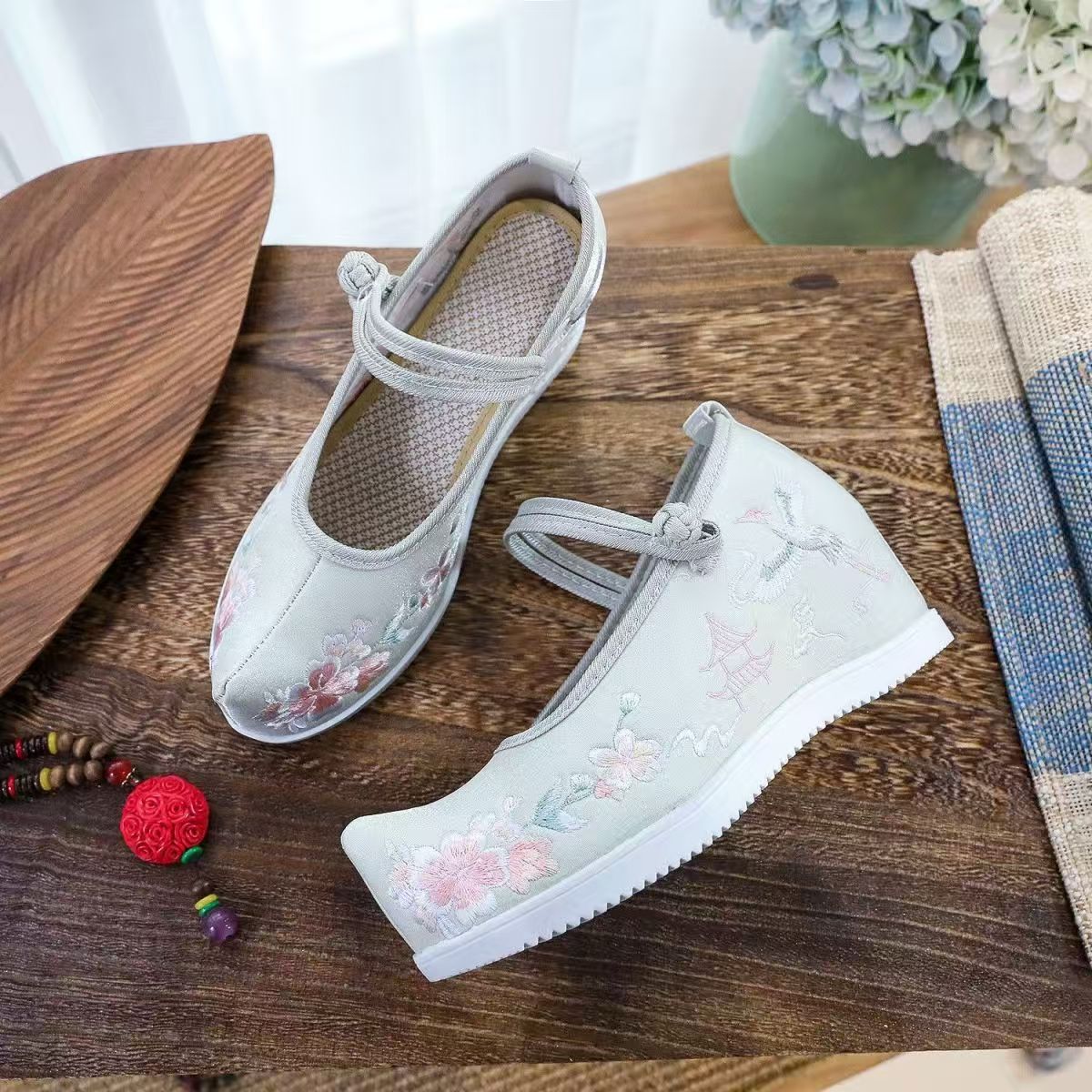 Damskie buty z haftem wewnątrz – Embroidery Cotton recenzja i cena